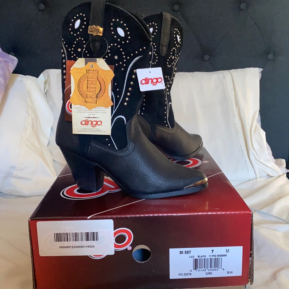Dingo black cowgirl boots never worn. Size women’s 7.